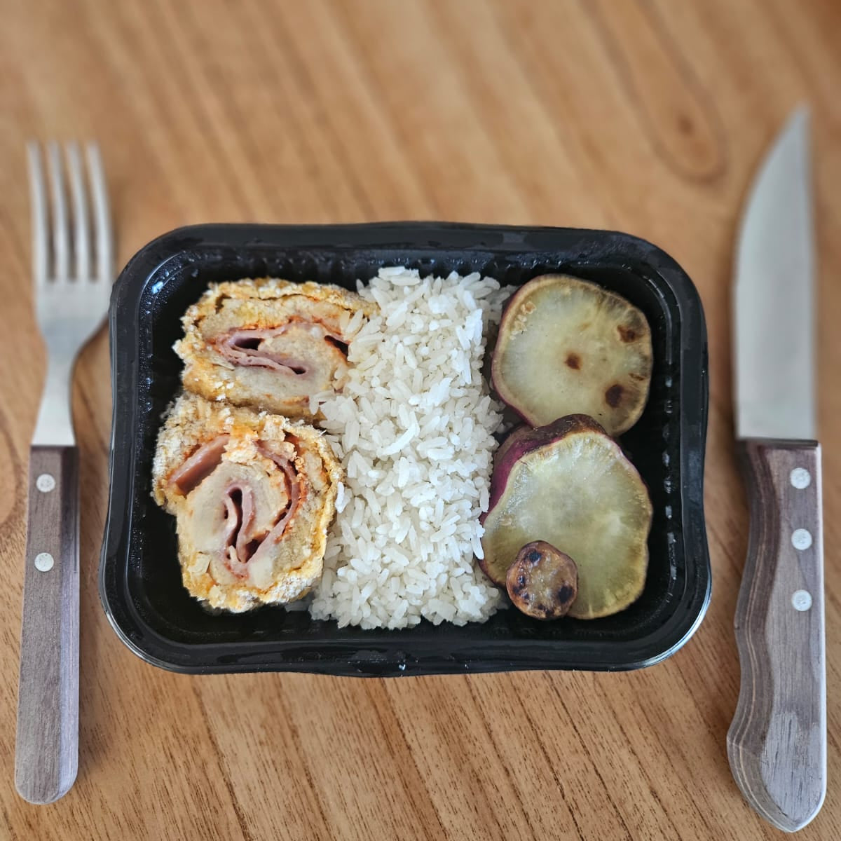 Peito de frango empanado recheado + Arroz branco + Batata doce grelhada