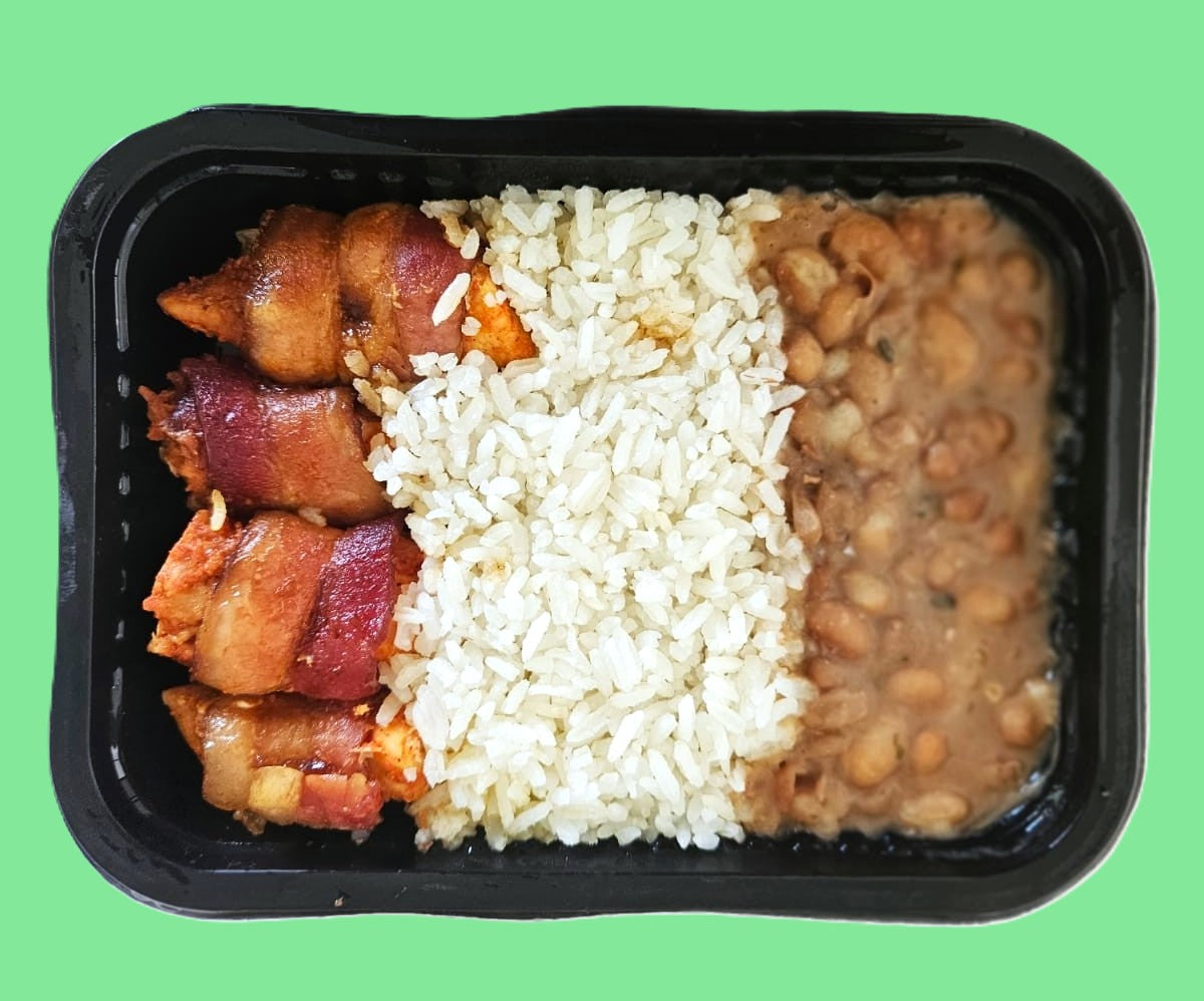 File de frango com bacon e barbecue + Arroz branco + Feijão carioca