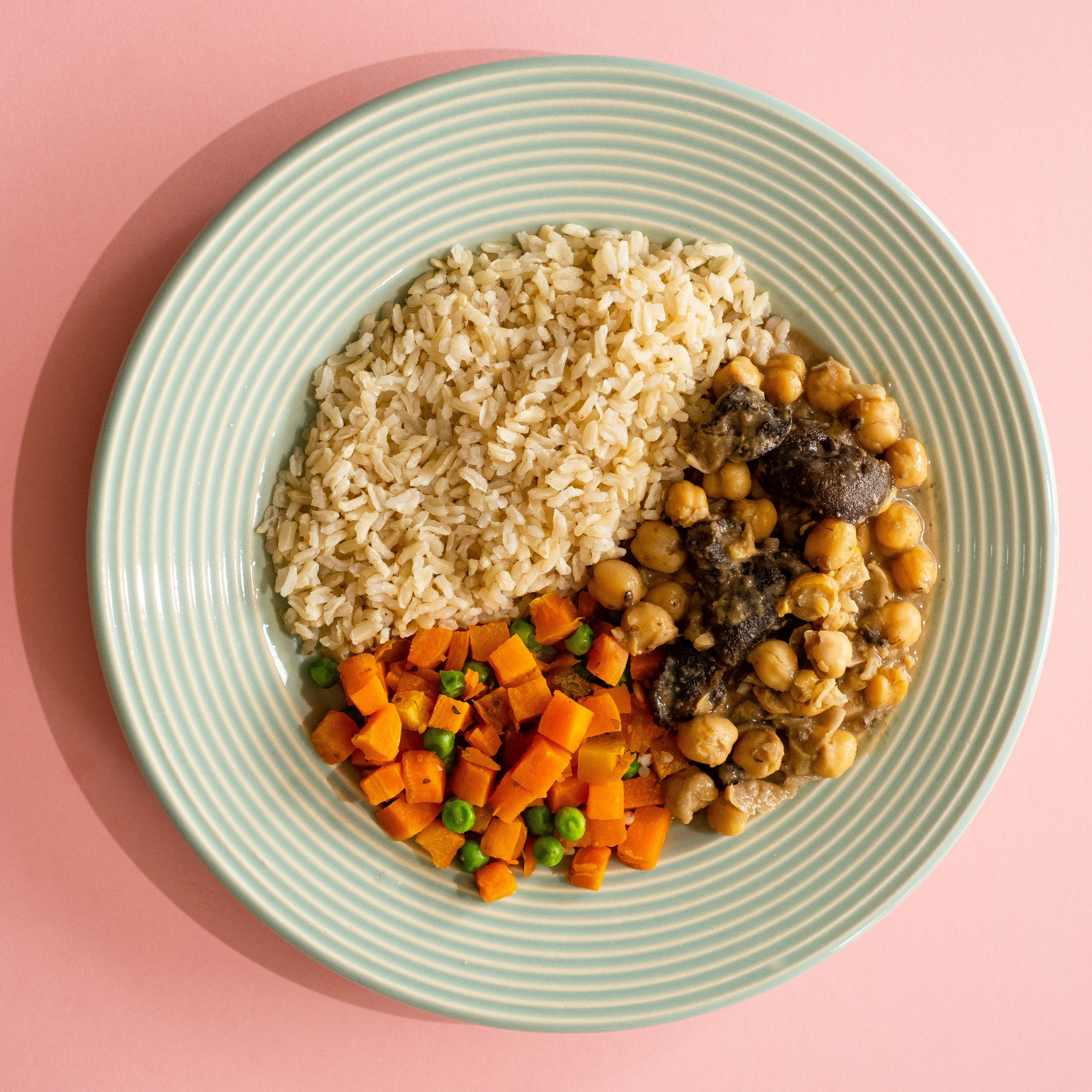 Grao de bico ao molho Funghi + Arroz integral + Cenoura e ervilhas