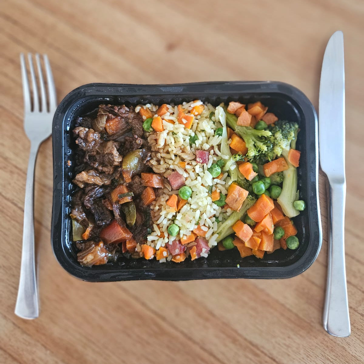 Iscas de Carne a Xadrez + Arroz Yakimeshi + Cenoura, Brocólis e Ervilhas