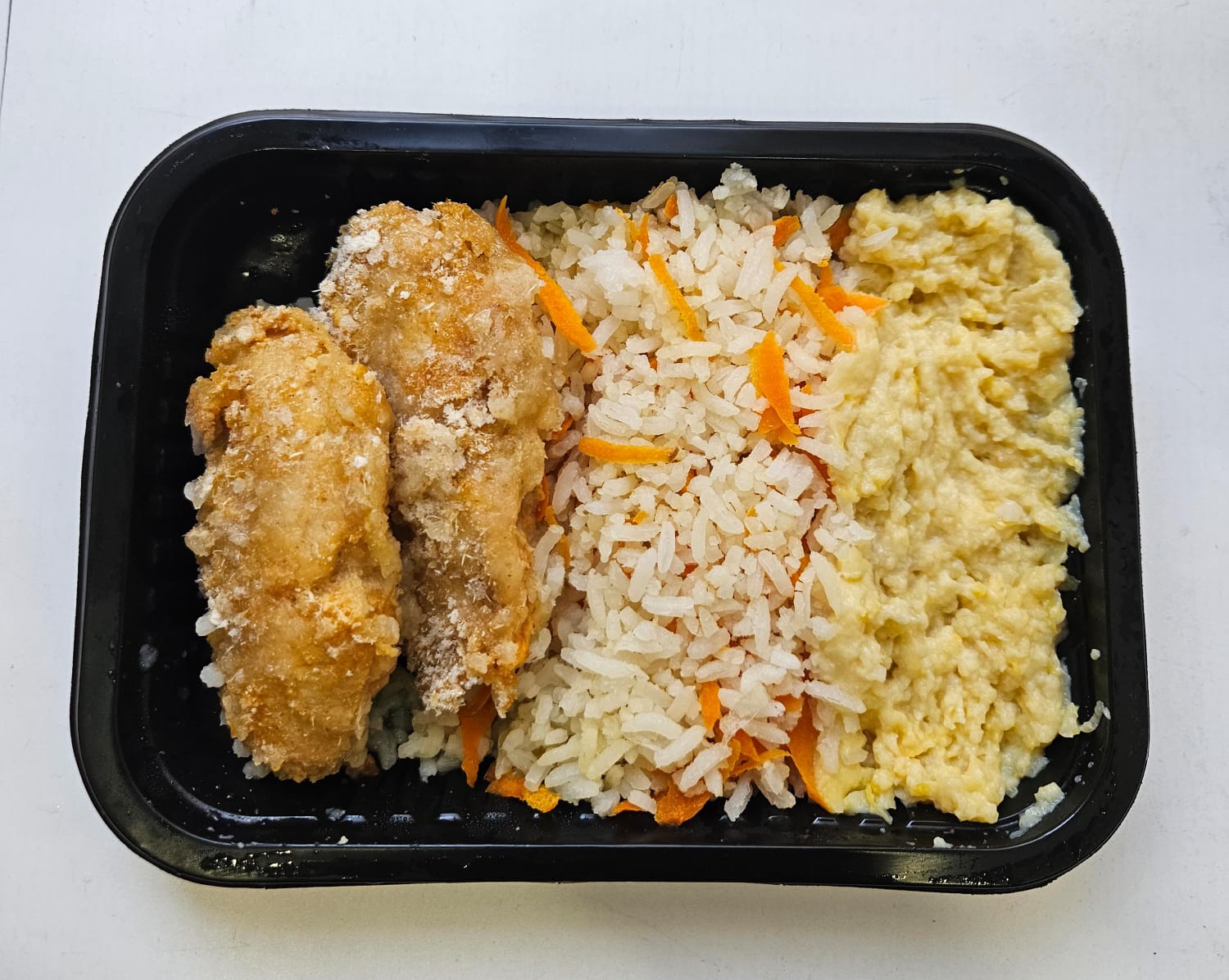 File de frango empanado, arroz branco e creme de milho